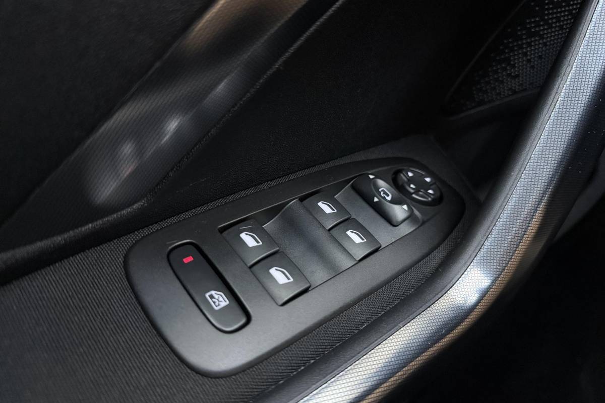 Peugeot 2008 Peugeot 2008 1.2 PureTech Allure | Apple carplay/Android auto | Navigatie | Achteruitrijcamera | 110PK | Cruise control | Climate control | Trekhaak