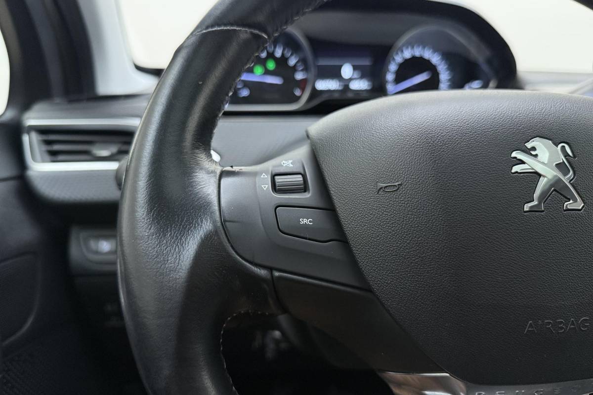 Peugeot 2008 Peugeot 2008 1.2 PureTech Allure | Apple carplay/Android auto | Navigatie | Achteruitrijcamera | 110PK | Cruise control | Climate control | Trekhaak