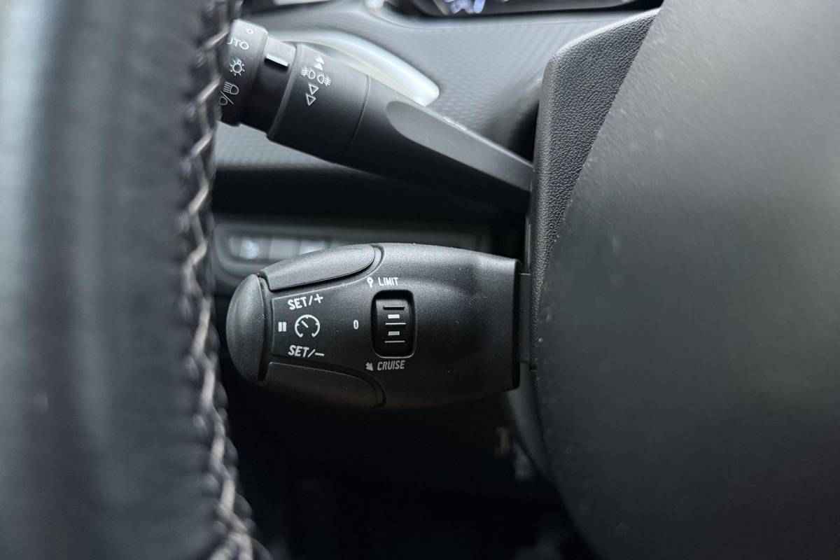 Peugeot 2008 Peugeot 2008 1.2 PureTech Allure | Apple carplay/Android auto | Navigatie | Achteruitrijcamera | 110PK | Cruise control | Climate control | Trekhaak
