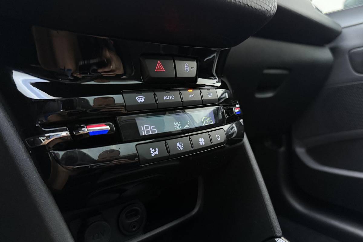 Peugeot 2008 Peugeot 2008 1.2 PureTech Allure | Apple carplay/Android auto | Navigatie | Achteruitrijcamera | 110PK | Cruise control | Climate control | Trekhaak