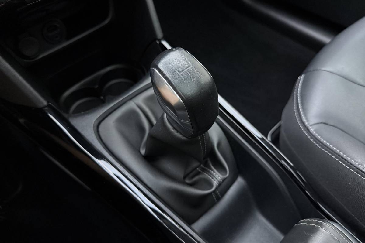 Peugeot 2008 Peugeot 2008 1.2 PureTech Allure | Apple carplay/Android auto | Navigatie | Achteruitrijcamera | 110PK | Cruise control | Climate control | Trekhaak