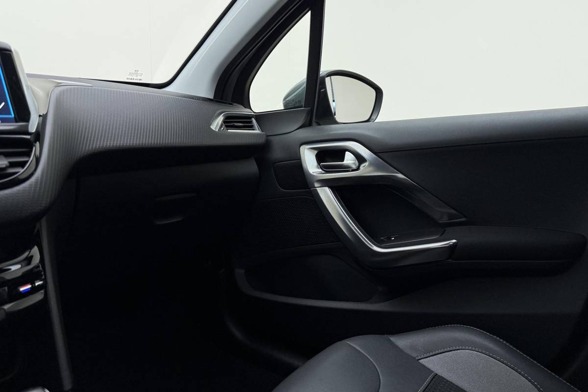 Peugeot 2008 Peugeot 2008 1.2 PureTech Allure | Apple carplay/Android auto | Navigatie | Achteruitrijcamera | 110PK | Cruise control | Climate control | Trekhaak