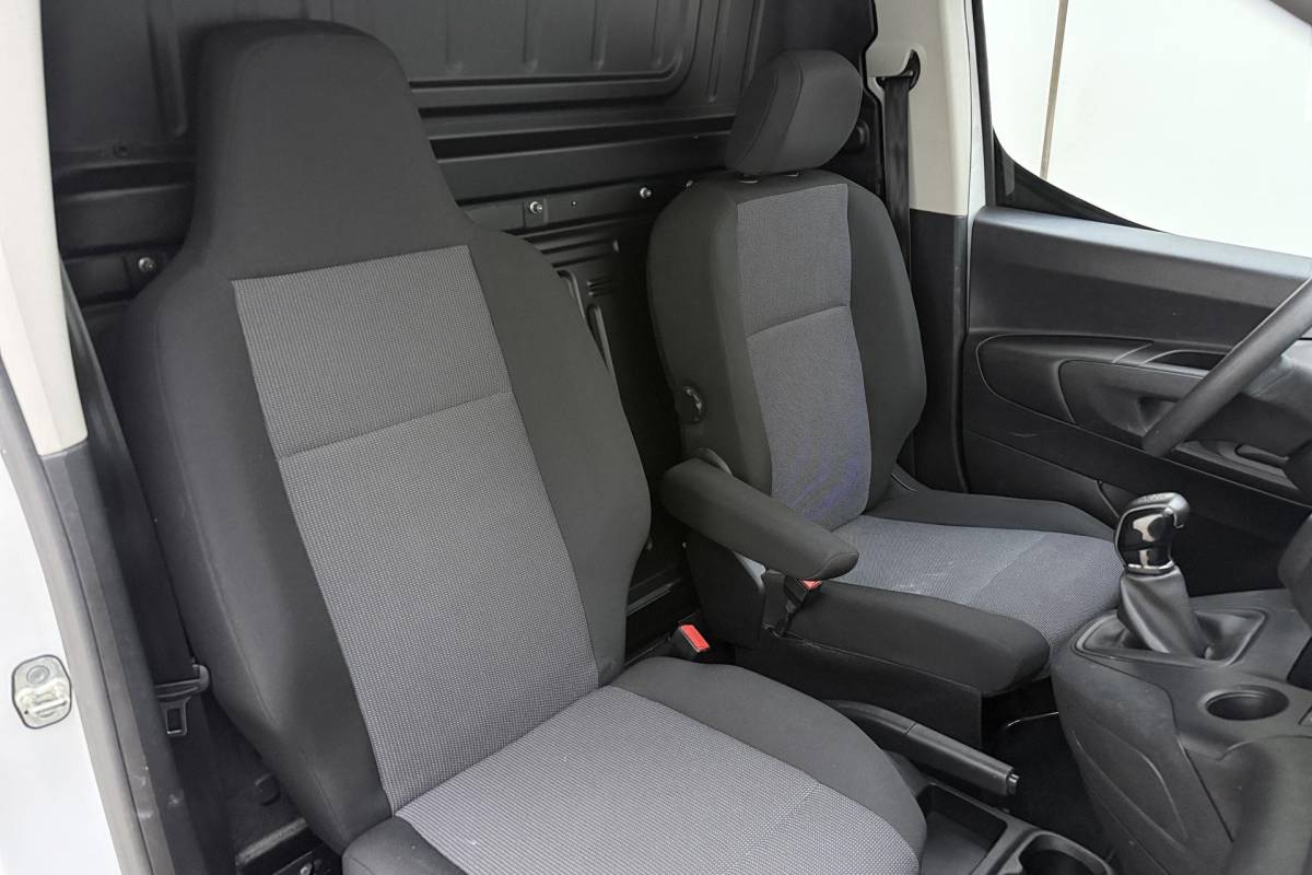 Opel Combo Opel Combo 1.5D L1H1 Edition | Trekhaak | Airco | Cruise control | Bluetooth | Houten laadvloer | Zijschuifdeur