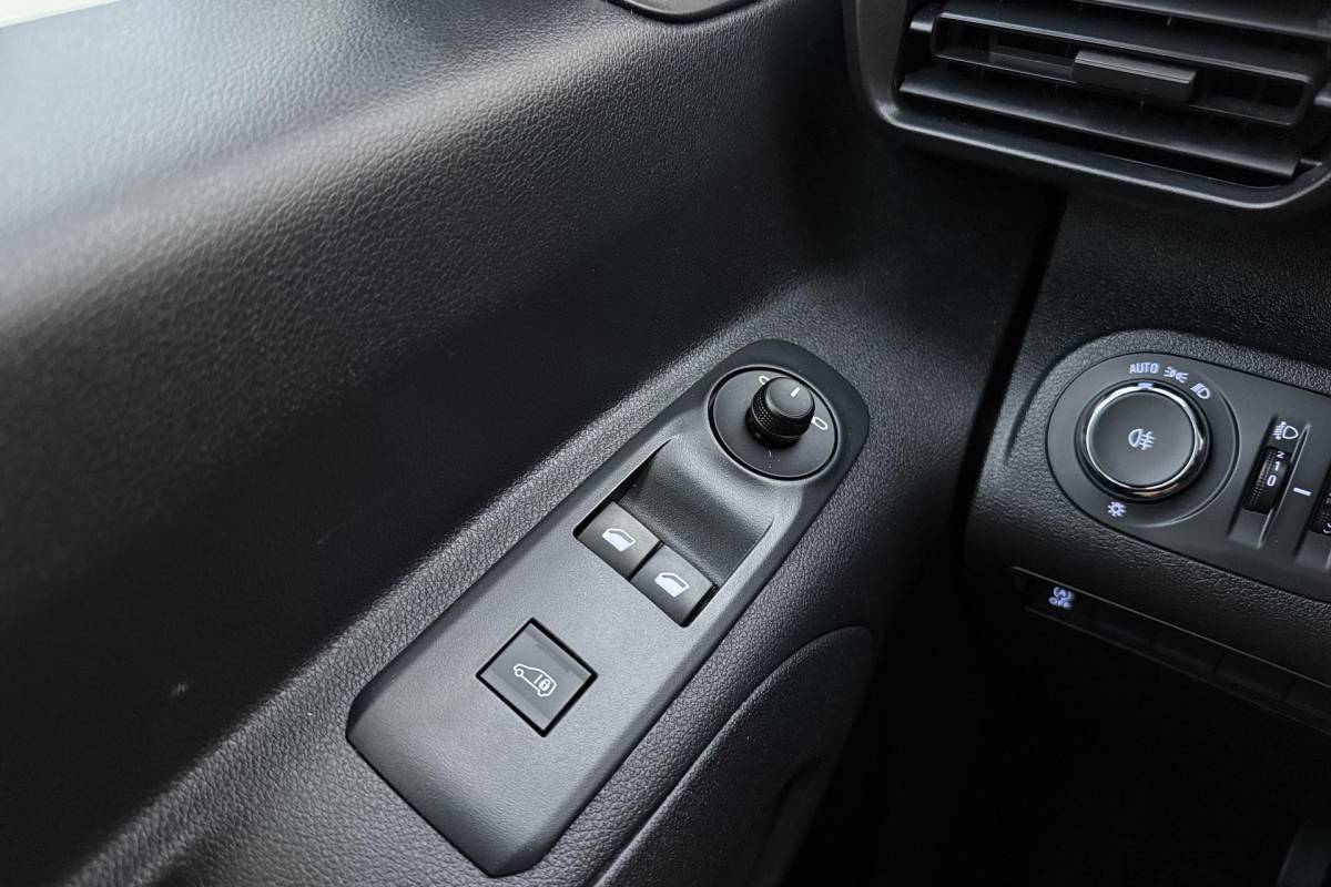 Opel Combo Opel Combo 1.5D L1H1 Edition | Trekhaak | Airco | Cruise control | Bluetooth | Houten laadvloer | Zijschuifdeur