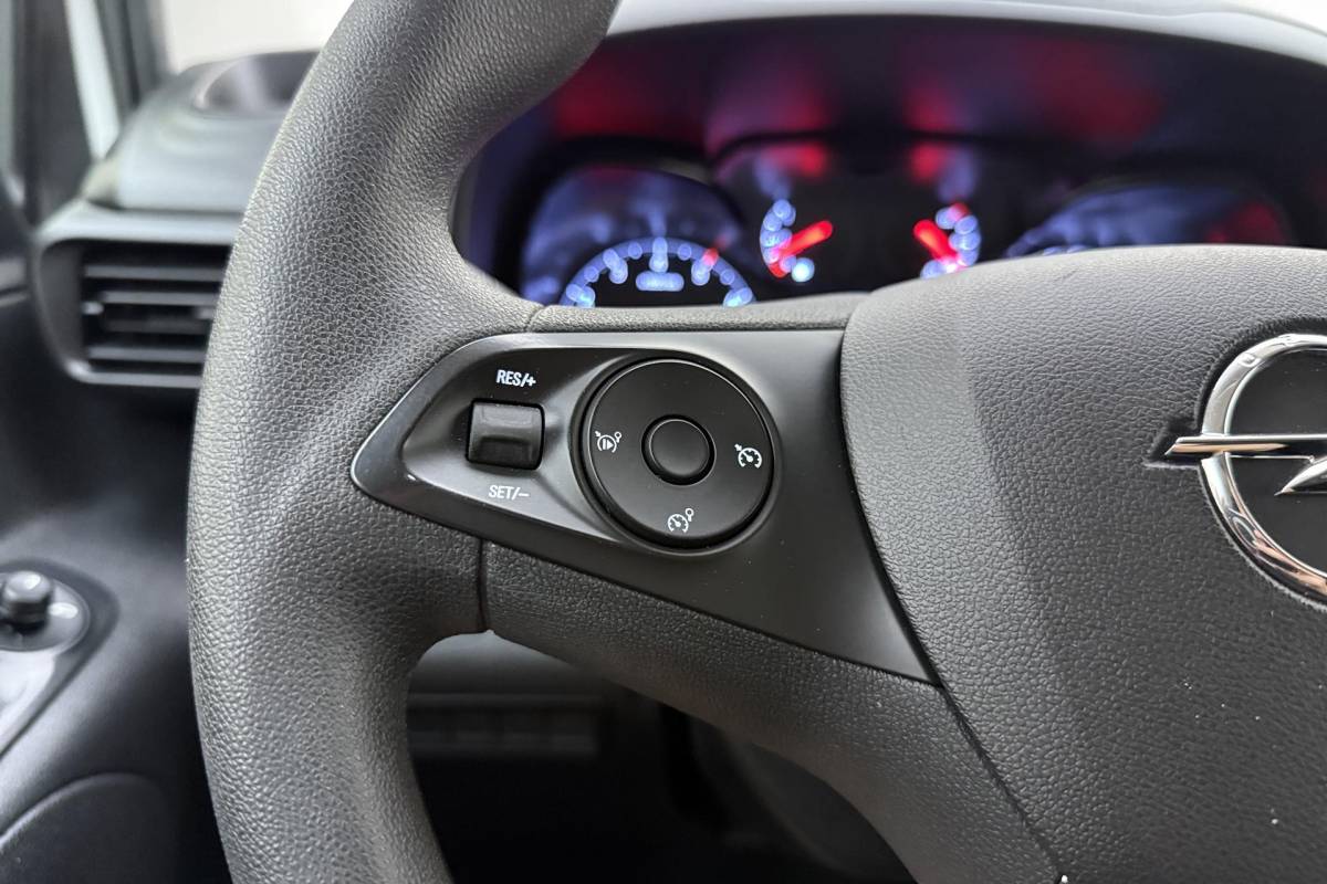 Opel Combo Opel Combo 1.5D L1H1 Edition | Trekhaak | Airco | Cruise control | Bluetooth | Houten laadvloer | Zijschuifdeur