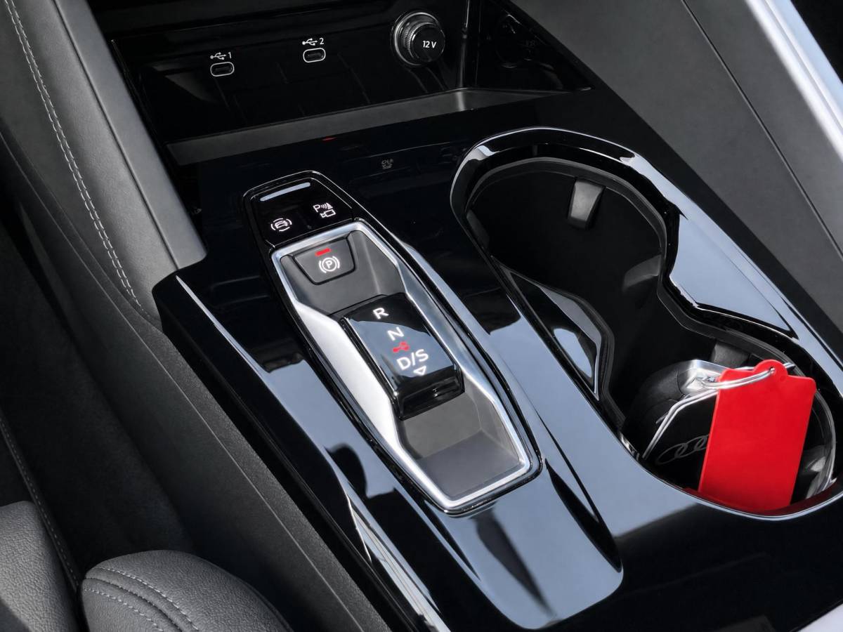 Audi Q5 Audi Q5 2.0TFSIe-hybrid 220kW/299PK quattro S Line · Panoramadak · Trekhaak · 360°Camera + Parkeersensoren · Leder · Garantie t/m 17-05-2030 of 120000km.