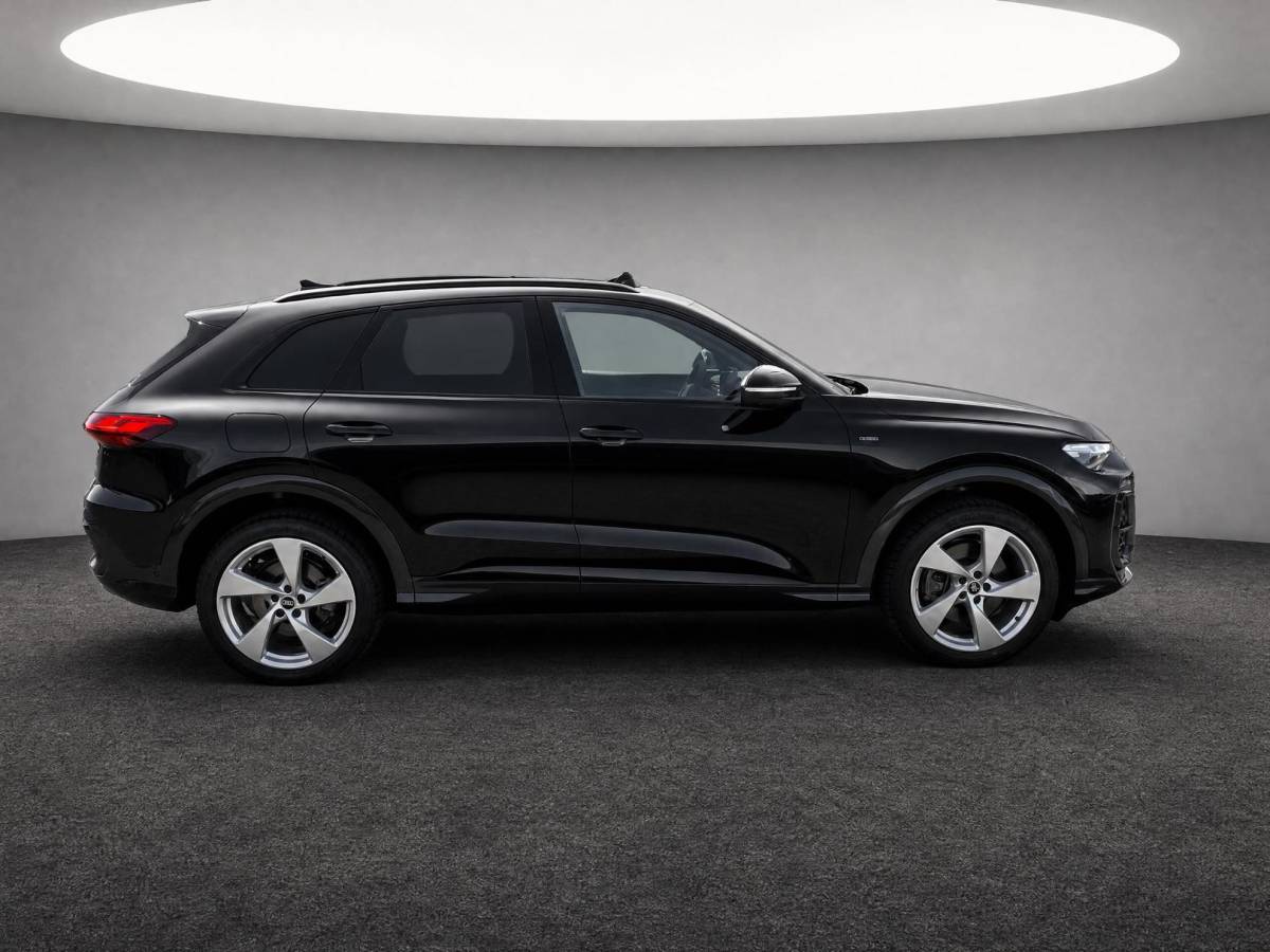 Audi Q5 Audi Q5 2.0TFSIe-hybrid 220kW/299PK quattro S Line · Panoramadak · Trekhaak · 360°Camera + Parkeersensoren · Leder · Garantie t/m 17-05-2030 of 120000km.