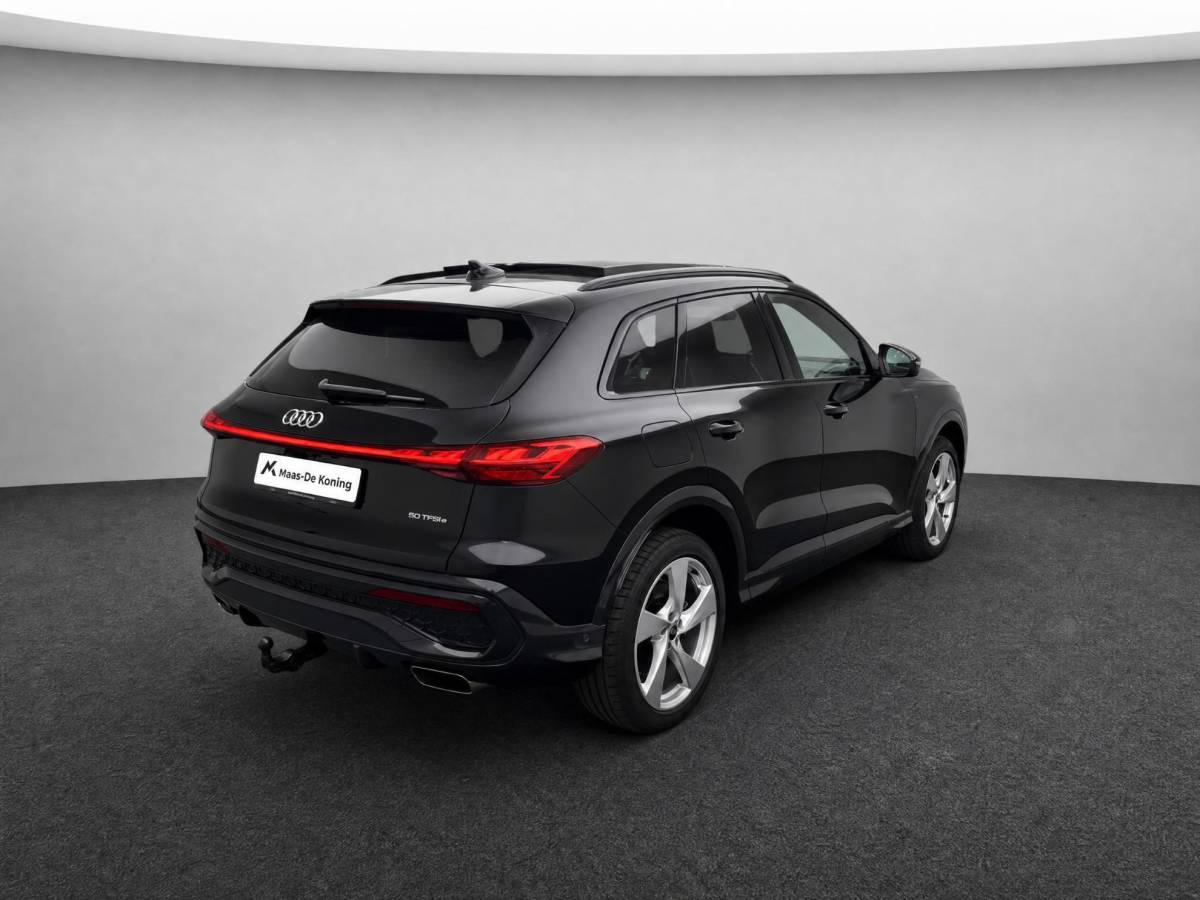 Audi Q5 Audi Q5 2.0TFSIe-hybrid 220kW/299PK quattro S Line · Panoramadak · Trekhaak · 360°Camera + Parkeersensoren · Leder · Garantie t/m 17-05-2030 of 120000km.