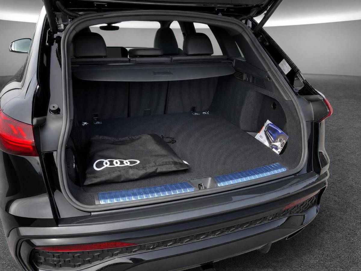 Audi Q5 Audi Q5 2.0TFSIe-hybrid 220kW/299PK quattro S Line · Panoramadak · Trekhaak · 360°Camera + Parkeersensoren · Leder · Garantie t/m 17-05-2030 of 120000km.