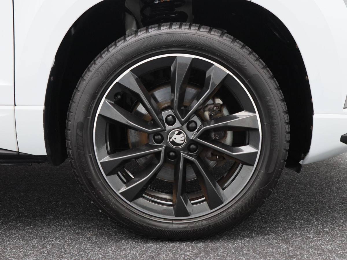 Škoda Karoq Skoda Karoq 1.5 TSi 150 Pk Automaat Sportline Business | Trekhaak | Stoel/Stuurverwarming | Panorama dak | Matrix LED | Camera | CarPlay | Parkeersensoren | 18 Inch | 50.137 Km !!