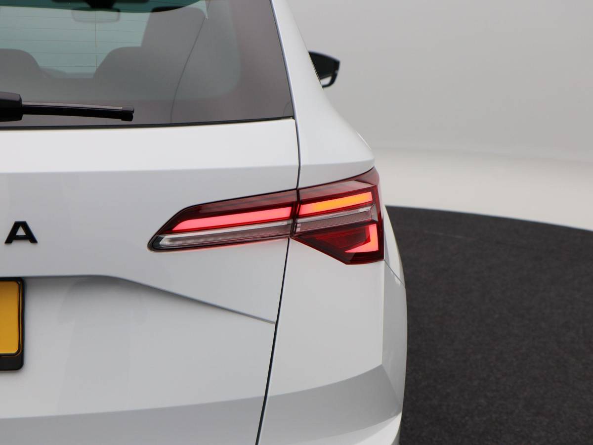 Škoda Karoq Skoda Karoq 1.5 TSi 150 Pk Automaat Sportline Business | Trekhaak | Stoel/Stuurverwarming | Panorama dak | Matrix LED | Camera | CarPlay | Parkeersensoren | 18 Inch | 50.137 Km !!
