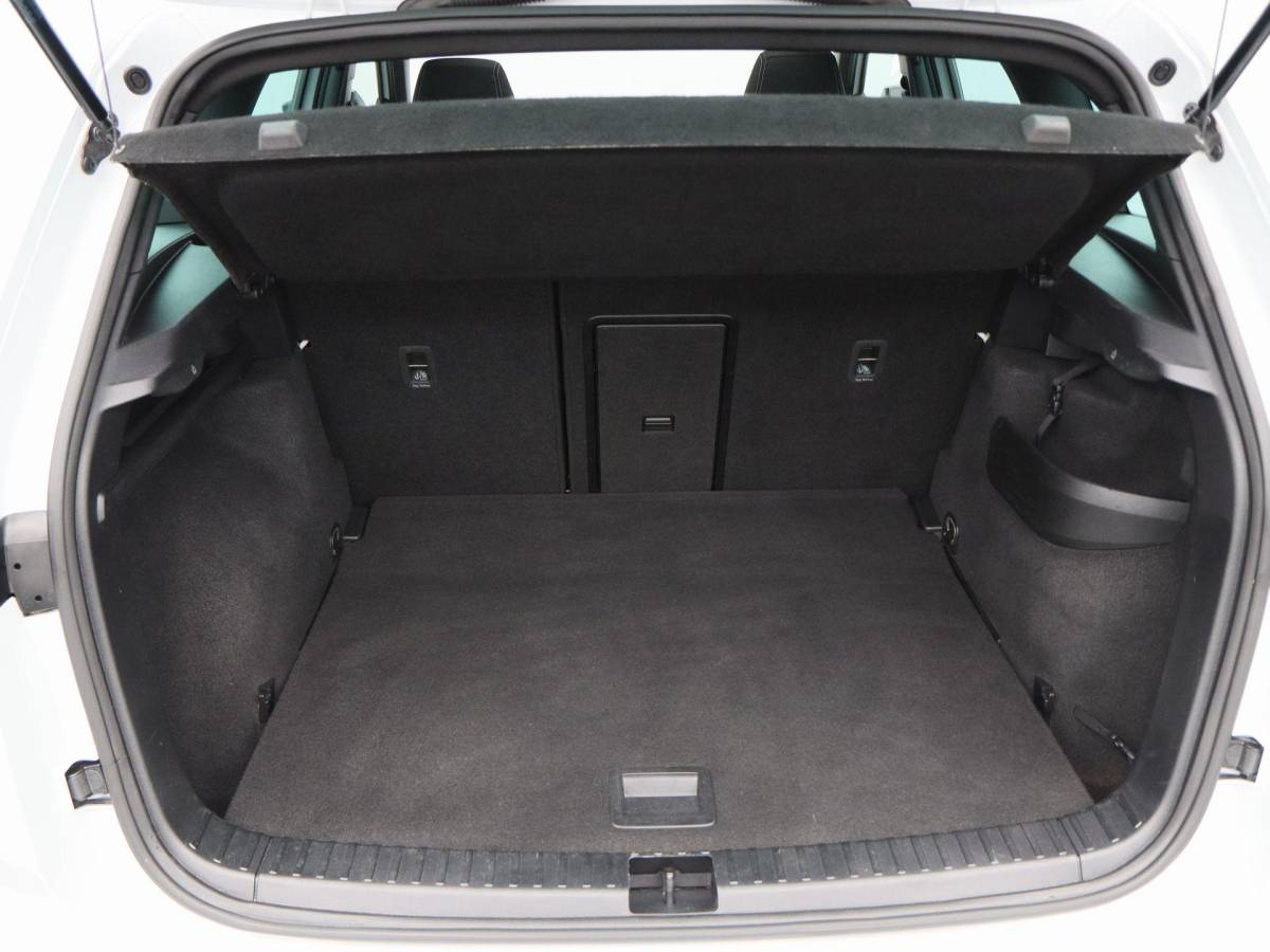 Škoda Karoq Skoda Karoq 1.5 TSi 150 Pk Automaat Sportline Business | Trekhaak | Stoel/Stuurverwarming | Panorama dak | Matrix LED | Camera | CarPlay | Parkeersensoren | 18 Inch | 50.137 Km !!