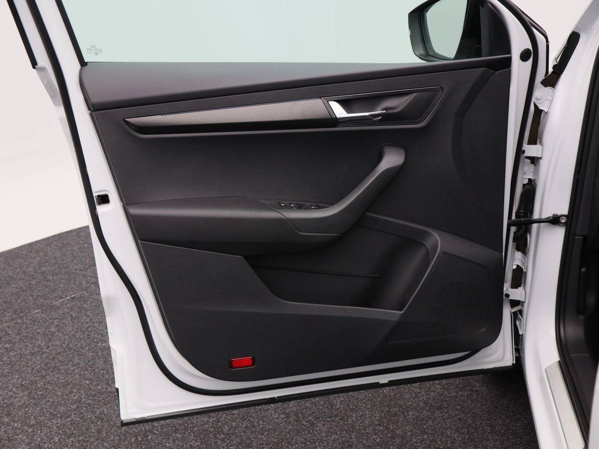 Škoda Karoq Skoda Karoq 1.5 TSi 150 Pk Automaat Sportline Business | Trekhaak | Stoel/Stuurverwarming | Panorama dak | Matrix LED | Camera | CarPlay | Parkeersensoren | 18 Inch | 50.137 Km !!
