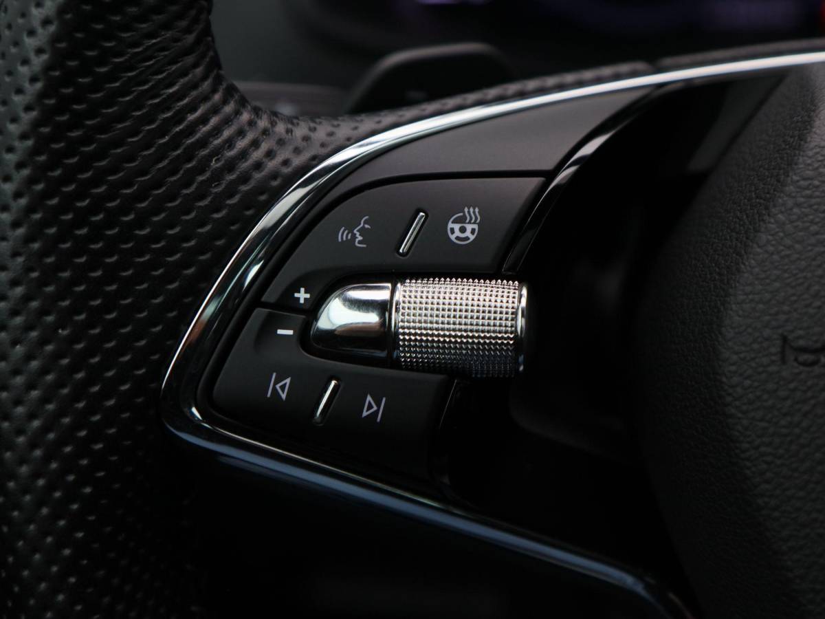 Škoda Karoq Skoda Karoq 1.5 TSi 150 Pk Automaat Sportline Business | Trekhaak | Stoel/Stuurverwarming | Panorama dak | Matrix LED | Camera | CarPlay | Parkeersensoren | 18 Inch | 50.137 Km !!