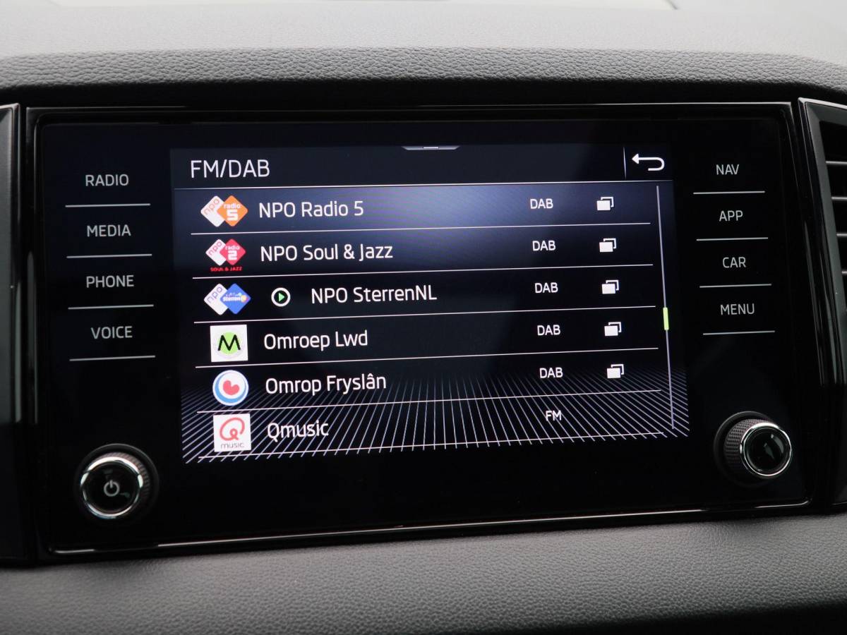 Škoda Karoq Skoda Karoq 1.5 TSi 150 Pk Automaat Sportline Business | Trekhaak | Stoel/Stuurverwarming | Panorama dak | Matrix LED | Camera | CarPlay | Parkeersensoren | 18 Inch | 50.137 Km !!