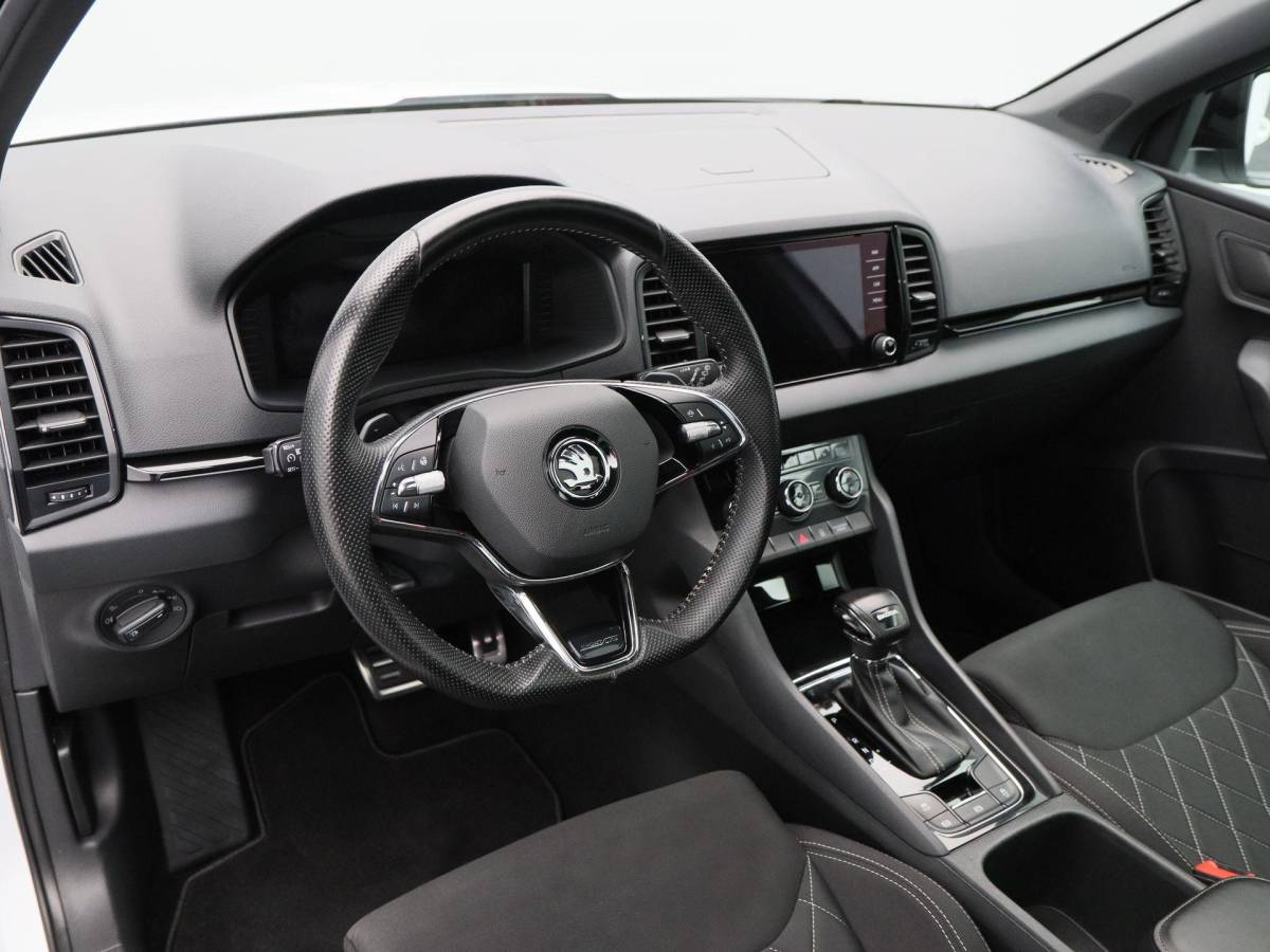 Škoda Karoq Skoda Karoq 1.5 TSi 150 Pk Automaat Sportline Business | Trekhaak | Stoel/Stuurverwarming | Panorama dak | Matrix LED | Camera | CarPlay | Parkeersensoren | 18 Inch | 50.137 Km !!