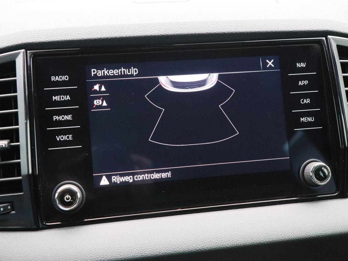 Škoda Karoq Skoda Karoq 1.5 TSi 150 Pk Automaat Sportline Business | Trekhaak | Stoel/Stuurverwarming | Panorama dak | Matrix LED | Camera | CarPlay | Parkeersensoren | 18 Inch | 50.137 Km !!
