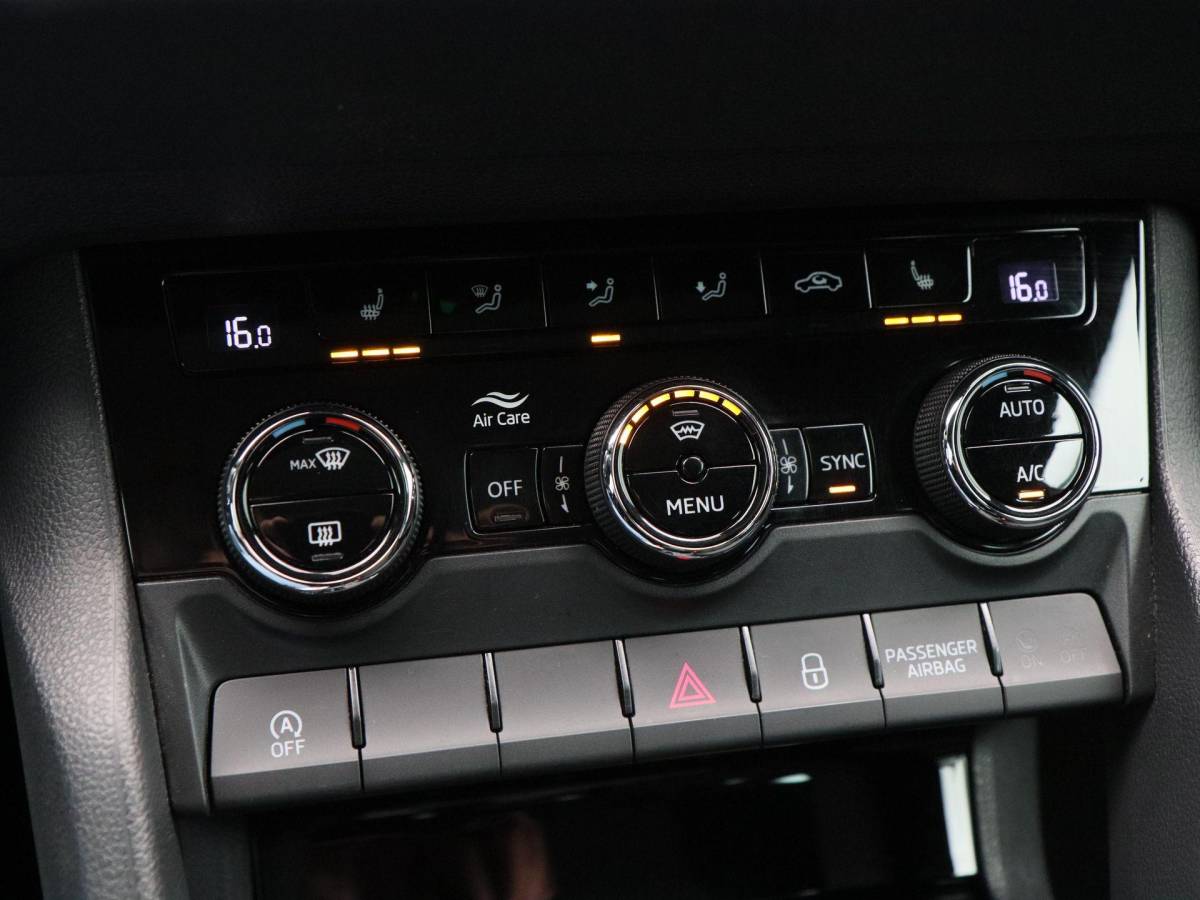 Škoda Karoq Skoda Karoq 1.5 TSi 150 Pk Automaat Sportline Business | Trekhaak | Stoel/Stuurverwarming | Panorama dak | Matrix LED | Camera | CarPlay | Parkeersensoren | 18 Inch | 50.137 Km !!