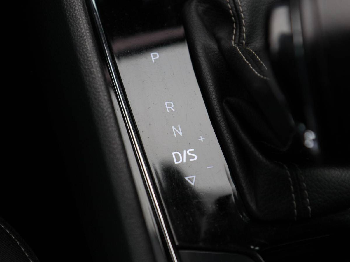 Škoda Karoq Skoda Karoq 1.5 TSi 150 Pk Automaat Sportline Business | Trekhaak | Stoel/Stuurverwarming | Panorama dak | Matrix LED | Camera | CarPlay | Parkeersensoren | 18 Inch | 50.137 Km !!