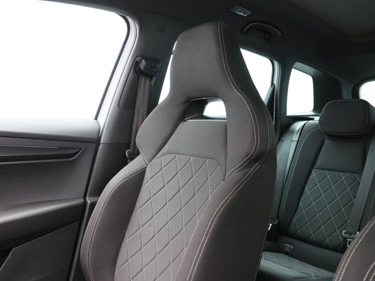 Škoda Karoq Skoda Karoq 1.5 TSi 150 Pk Automaat Sportline Business | Trekhaak | Stoel/Stuurverwarming | Panorama dak | Matrix LED | Camera | CarPlay | Parkeersensoren | 18 Inch | 50.137 Km !!