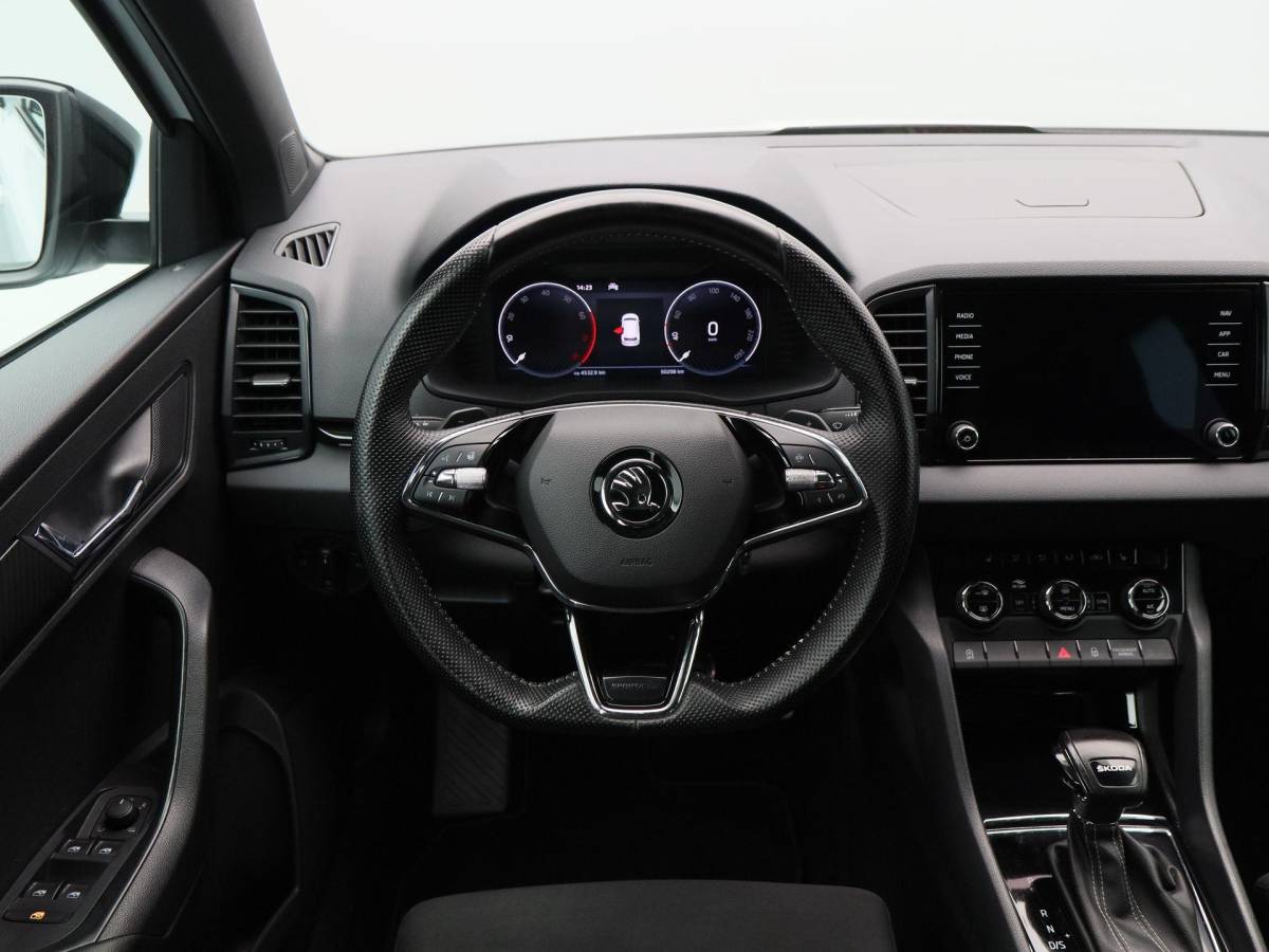 Škoda Karoq Skoda Karoq 1.5 TSi 150 Pk Automaat Sportline Business | Trekhaak | Stoel/Stuurverwarming | Panorama dak | Matrix LED | Camera | CarPlay | Parkeersensoren | 18 Inch | 50.137 Km !!