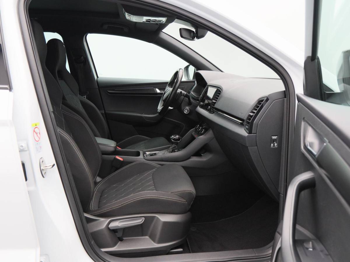 Škoda Karoq Skoda Karoq 1.5 TSi 150 Pk Automaat Sportline Business | Trekhaak | Stoel/Stuurverwarming | Panorama dak | Matrix LED | Camera | CarPlay | Parkeersensoren | 18 Inch | 50.137 Km !!
