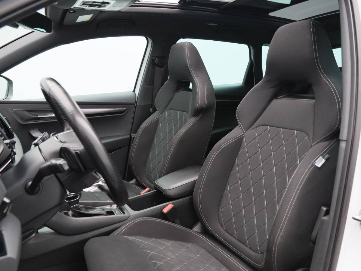 Škoda Karoq Skoda Karoq 1.5 TSi 150 Pk Automaat Sportline Business | Trekhaak | Stoel/Stuurverwarming | Panorama dak | Matrix LED | Camera | CarPlay | Parkeersensoren | 18 Inch | 50.137 Km !!