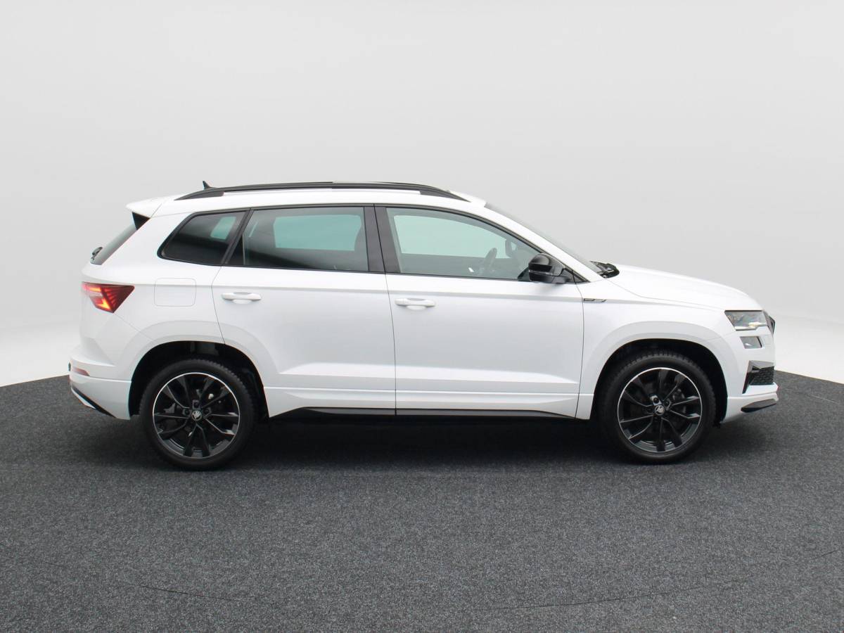 Škoda Karoq Skoda Karoq 1.5 TSi 150 Pk Automaat Sportline Business | Trekhaak | Stoel/Stuurverwarming | Panorama dak | Matrix LED | Camera | CarPlay | Parkeersensoren | 18 Inch | 50.137 Km !!