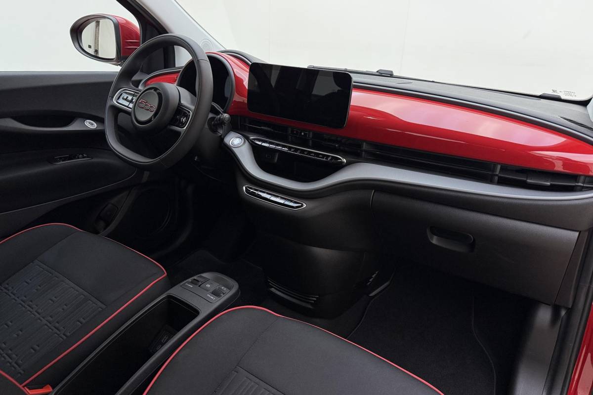 Fiat 500 Fiat 500 RED 24 kWh | Navigatie | Climate control | Weinig kilometers | Keyless start | Cruise control | 100%  Elektrisch