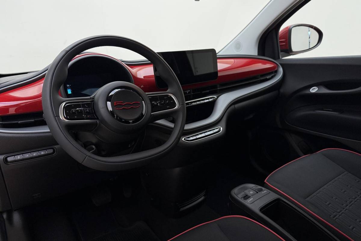 Fiat 500 Fiat 500 RED 24 kWh | Navigatie | Climate control | Weinig kilometers | Keyless start | Cruise control | 100%  Elektrisch