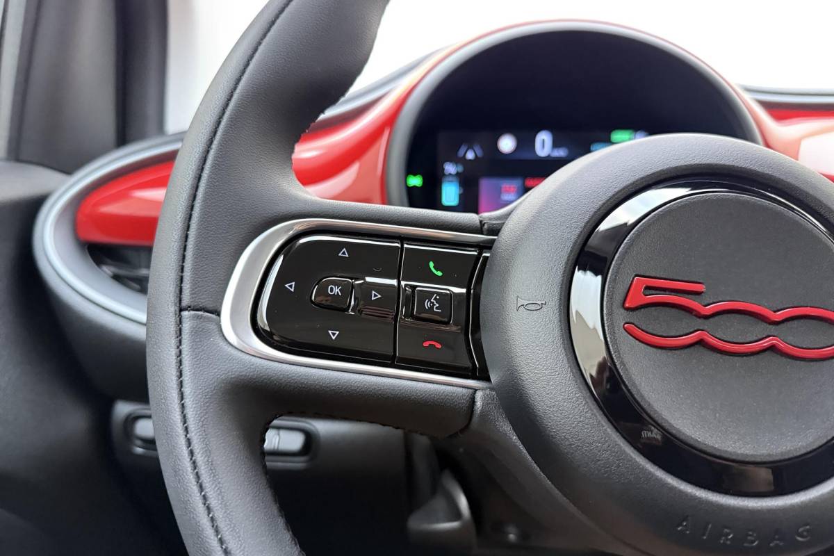 Fiat 500 Fiat 500 RED 24 kWh | Navigatie | Climate control | Weinig kilometers | Keyless start | Cruise control | 100%  Elektrisch