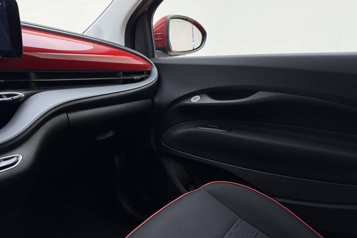 Fiat 500 Fiat 500 RED 24 kWh | Navigatie | Climate control | Weinig kilometers | Keyless start | Cruise control | 100%  Elektrisch