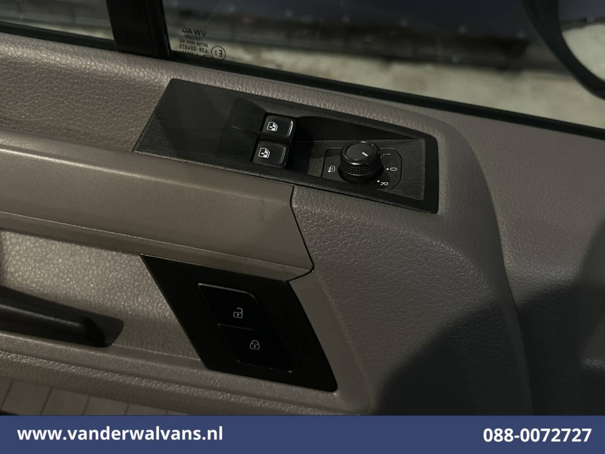Volkswagen Crafter Volkswagen Crafter 2.0 TDI 141pk L3H2 L2H1 Euro6 Airco | Camera | Apple Carplay | Android Auto Parkeersensoren, Bijrijdersbank, 3000kg trekvermogen