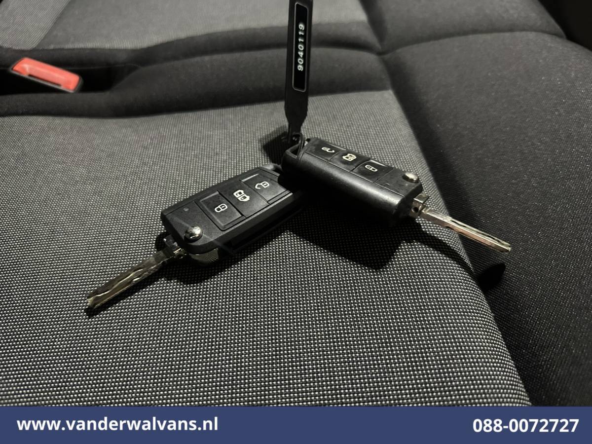 Volkswagen Crafter Volkswagen Crafter 2.0 TDI 141pk L3H2 L2H1 Euro6 Airco | Camera | Apple Carplay | Android Auto Parkeersensoren, Bijrijdersbank, 3000kg trekvermogen
