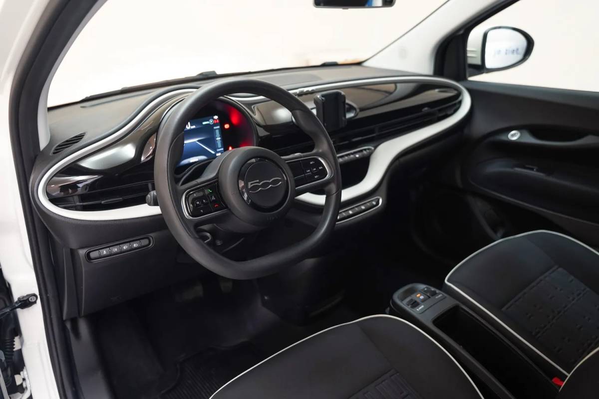 Fiat 500e Fiat 500e Action 24 kWh Aut.[ Airco Apple / Android Lane assist Led Cruise Multimedia ]