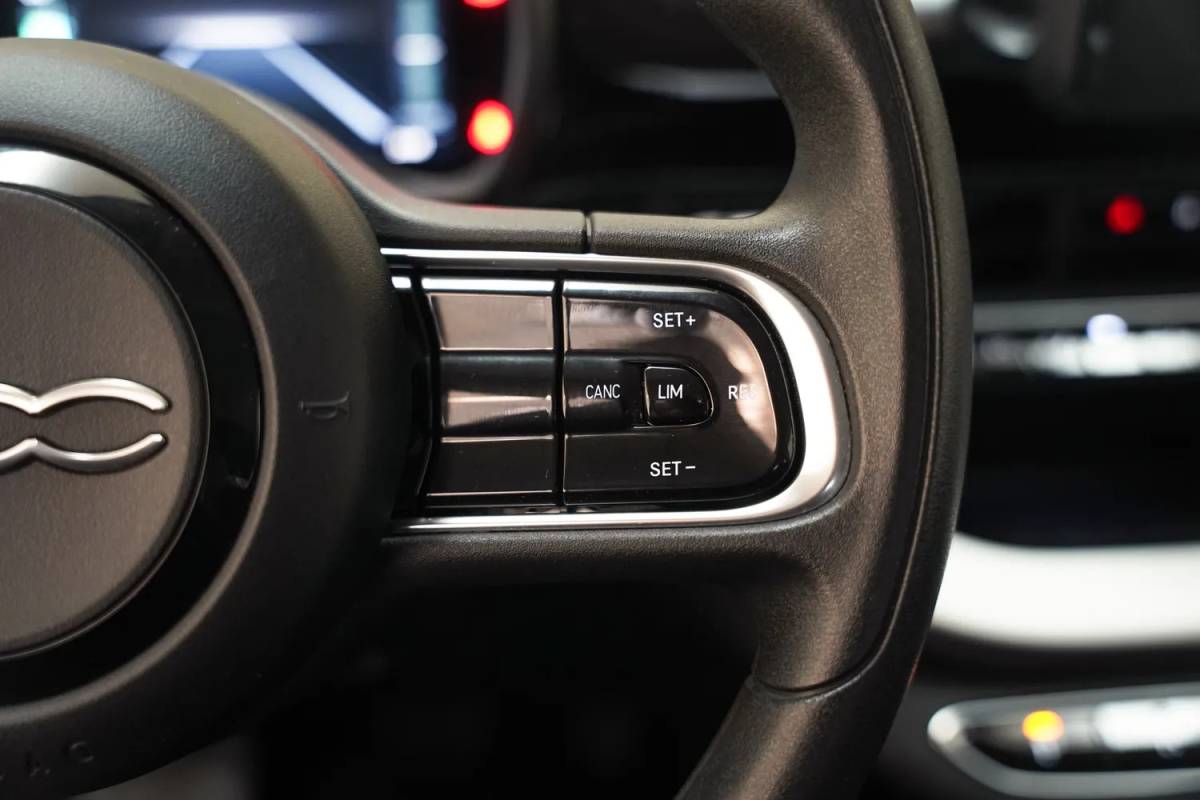 Fiat 500e Fiat 500e Action 24 kWh Aut.[ Airco Apple / Android Lane assist Led Cruise Multimedia ]