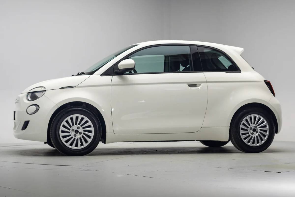 Fiat 500e Fiat 500e Action 24 kWh Aut.[ Airco Apple / Android Lane assist Led Cruise Multimedia ]