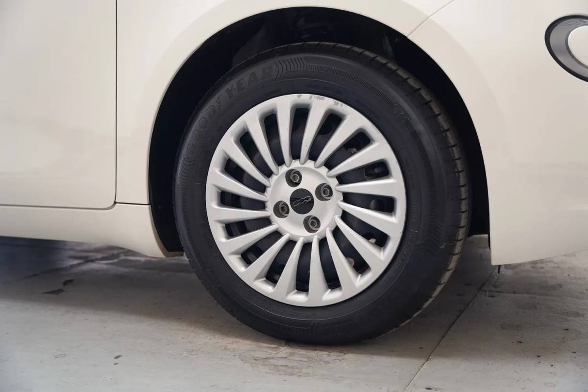 Fiat 500e Fiat 500e Action 24 kWh Aut.[ Airco Apple / Android Lane assist Led Cruise Multimedia ]