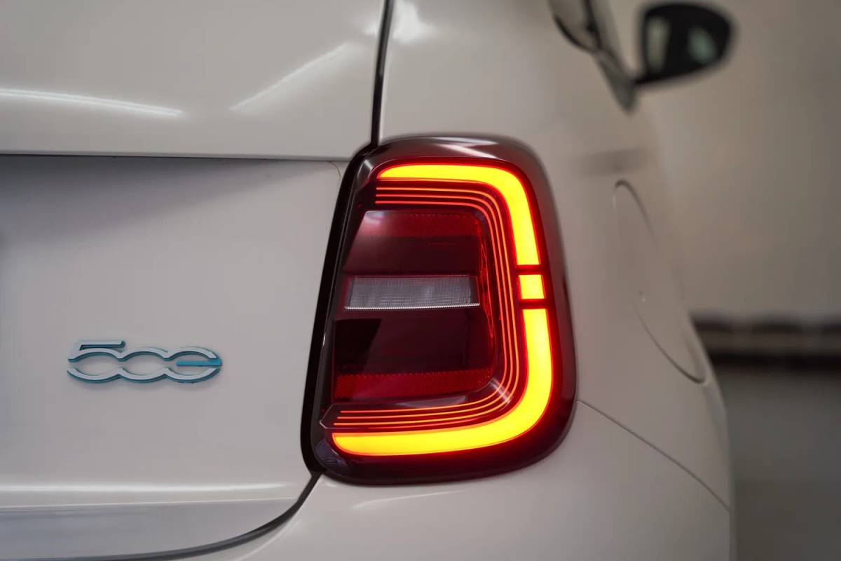 Fiat 500e Fiat 500e Action 24 kWh Aut.[ Airco Apple / Android Lane assist Led Cruise Multimedia ]