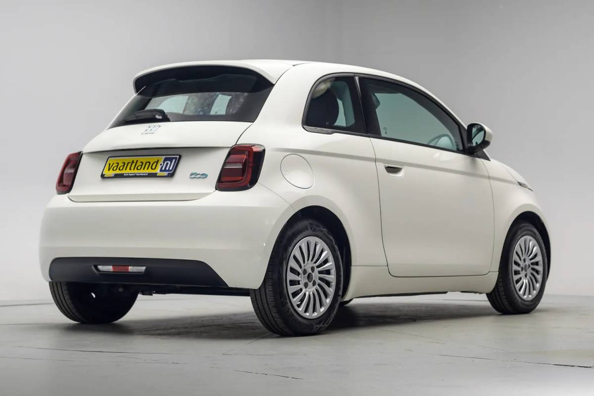 Fiat 500e Fiat 500e Action 24 kWh Aut.[ Airco Apple / Android Lane assist Led Cruise Multimedia ]