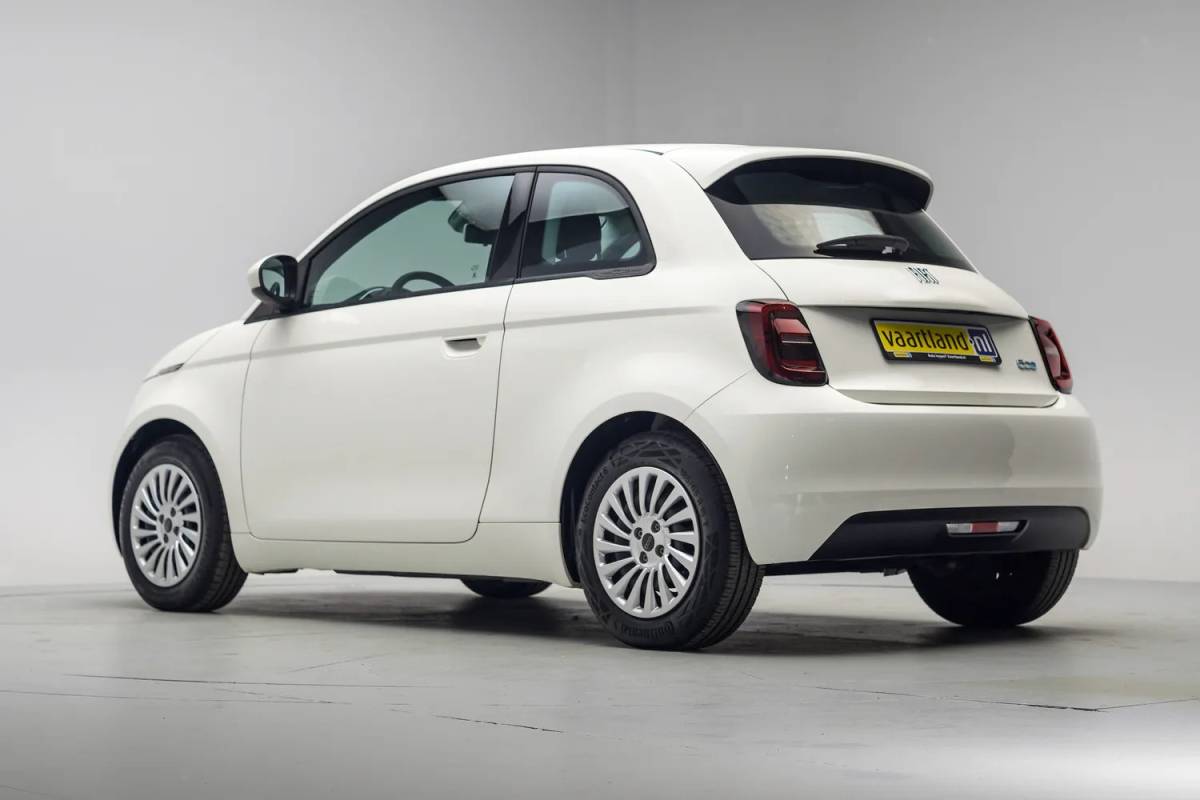 Fiat 500e Fiat 500e Action 24 kWh Aut.[ Airco Apple / Android Lane assist Led Cruise Multimedia ]