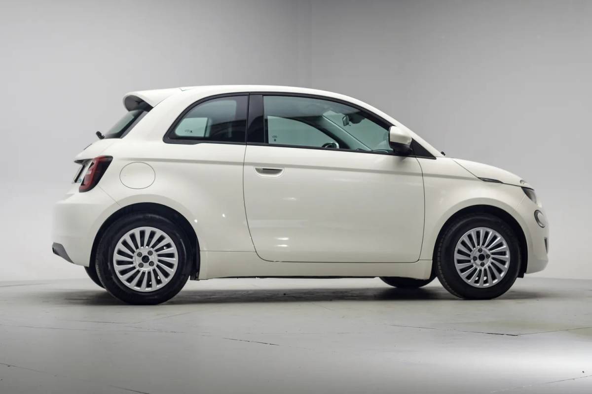 Fiat 500e Fiat 500e Action 24 kWh Aut.[ Airco Apple / Android Lane assist Led Cruise Multimedia ]