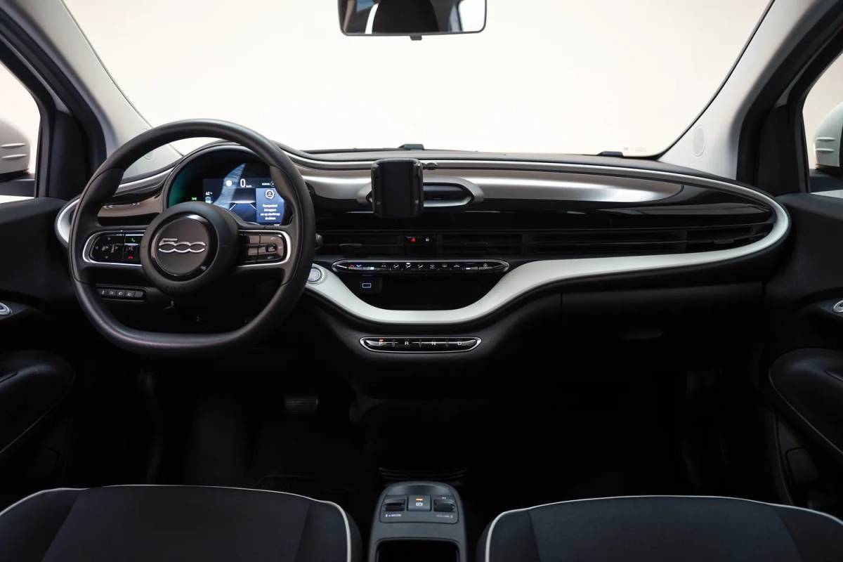 Fiat 500e Fiat 500e Action 24 kWh Aut.[ Airco Apple / Android Lane assist Led Cruise Multimedia ]