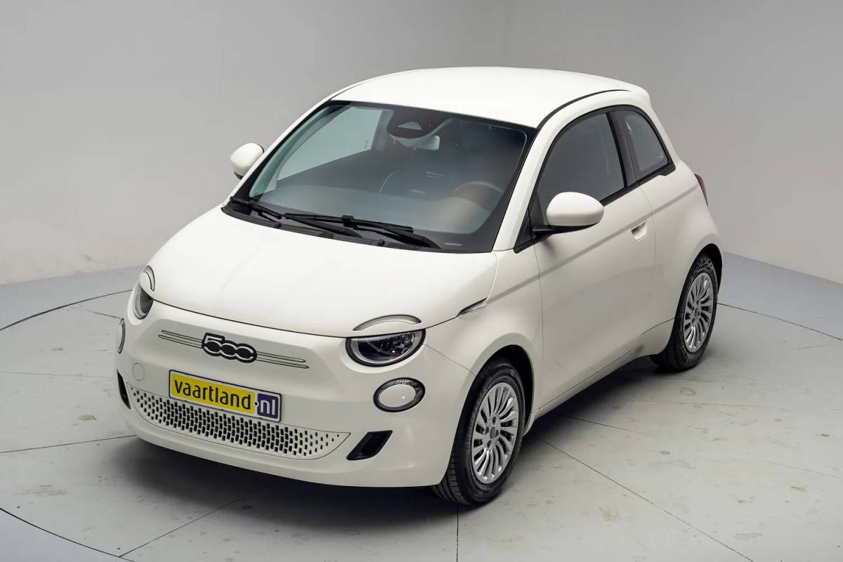 Fiat 500e Fiat 500e Action 24 kWh Aut.[ Airco Apple / Android Lane assist Led Cruise Multimedia ]
