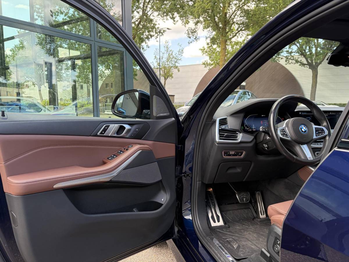 BMW X5 BMW X5 xDrive45e High Executive BOMVOL! | PANO | HARMAN KARDON | LASER LED | ELEK. ACHTER KLEP | ELEK. TREKHAAK | STOELVERWARMING | ELEK. MEM. SEAT | ACHTERUITRIJCAMERA | 22” VELGEN | RIJKLAAR PRIJS + 12 MND BOVAG GARANTIE |