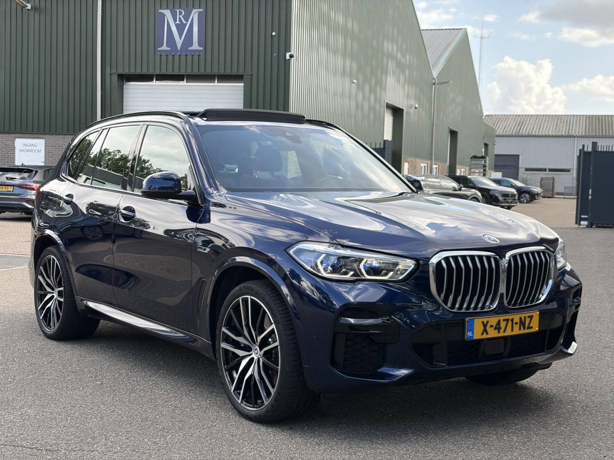 BMW X5 BMW X5 xDrive45e High Executive BOMVOL! | PANO | HARMAN KARDON | LASER LED | ELEK. ACHTER KLEP | ELEK. TREKHAAK | STOELVERWARMING | ELEK. MEM. SEAT | ACHTERUITRIJCAMERA | 22” VELGEN | RIJKLAAR PRIJS + 12 MND BOVAG GARANTIE |