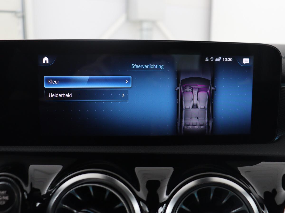 Mercedes-Benz CLA Mercedes-Benz CLA-klasse 180 Business Solution Luxury | Leder | Stoelverwarming | Cruise control |  Sfeerverlichting | Navigatie | Bluetooth | Camera | Park assist | Climate control