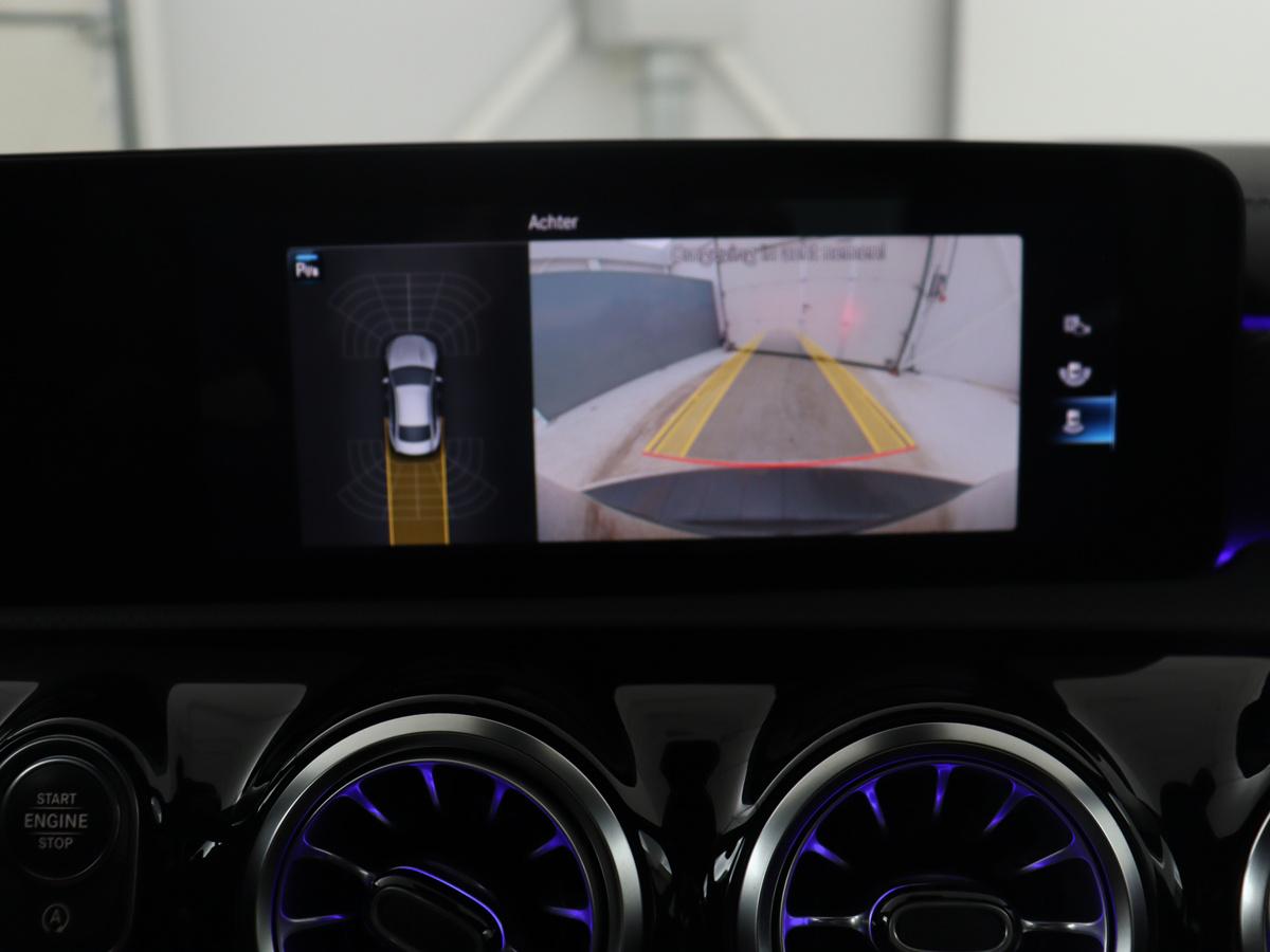 Mercedes-Benz CLA Mercedes-Benz CLA-klasse 180 Business Solution Luxury | Leder | Stoelverwarming | Cruise control |  Sfeerverlichting | Navigatie | Bluetooth | Camera | Park assist | Climate control