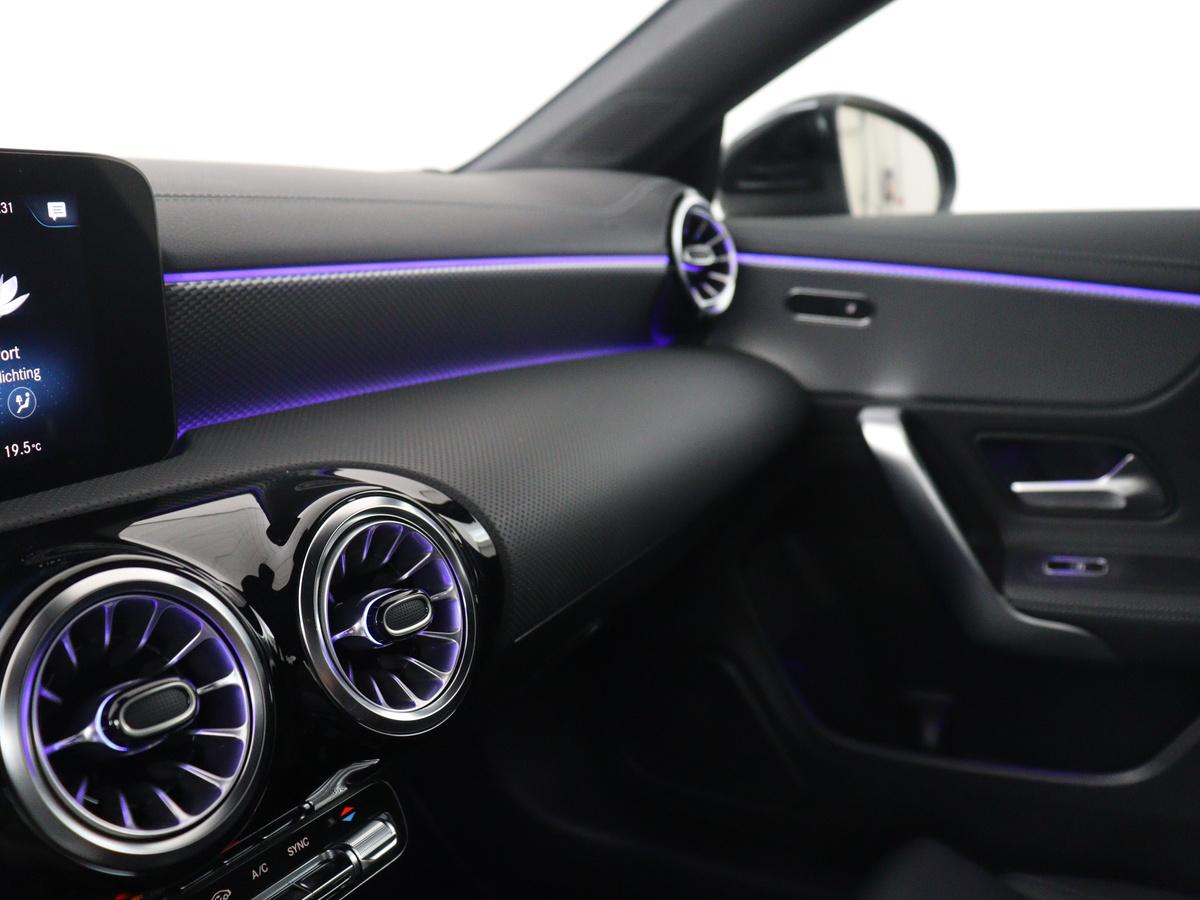 Mercedes-Benz CLA Mercedes-Benz CLA-klasse 180 Business Solution Luxury | Leder | Stoelverwarming | Cruise control |  Sfeerverlichting | Navigatie | Bluetooth | Camera | Park assist | Climate control