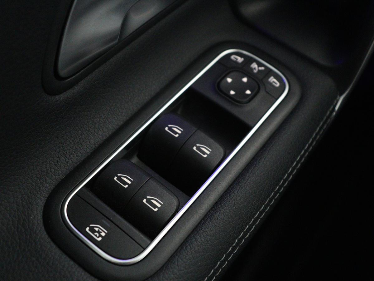 Mercedes-Benz CLA Mercedes-Benz CLA-klasse 180 Business Solution Luxury | Leder | Stoelverwarming | Cruise control |  Sfeerverlichting | Navigatie | Bluetooth | Camera | Park assist | Climate control